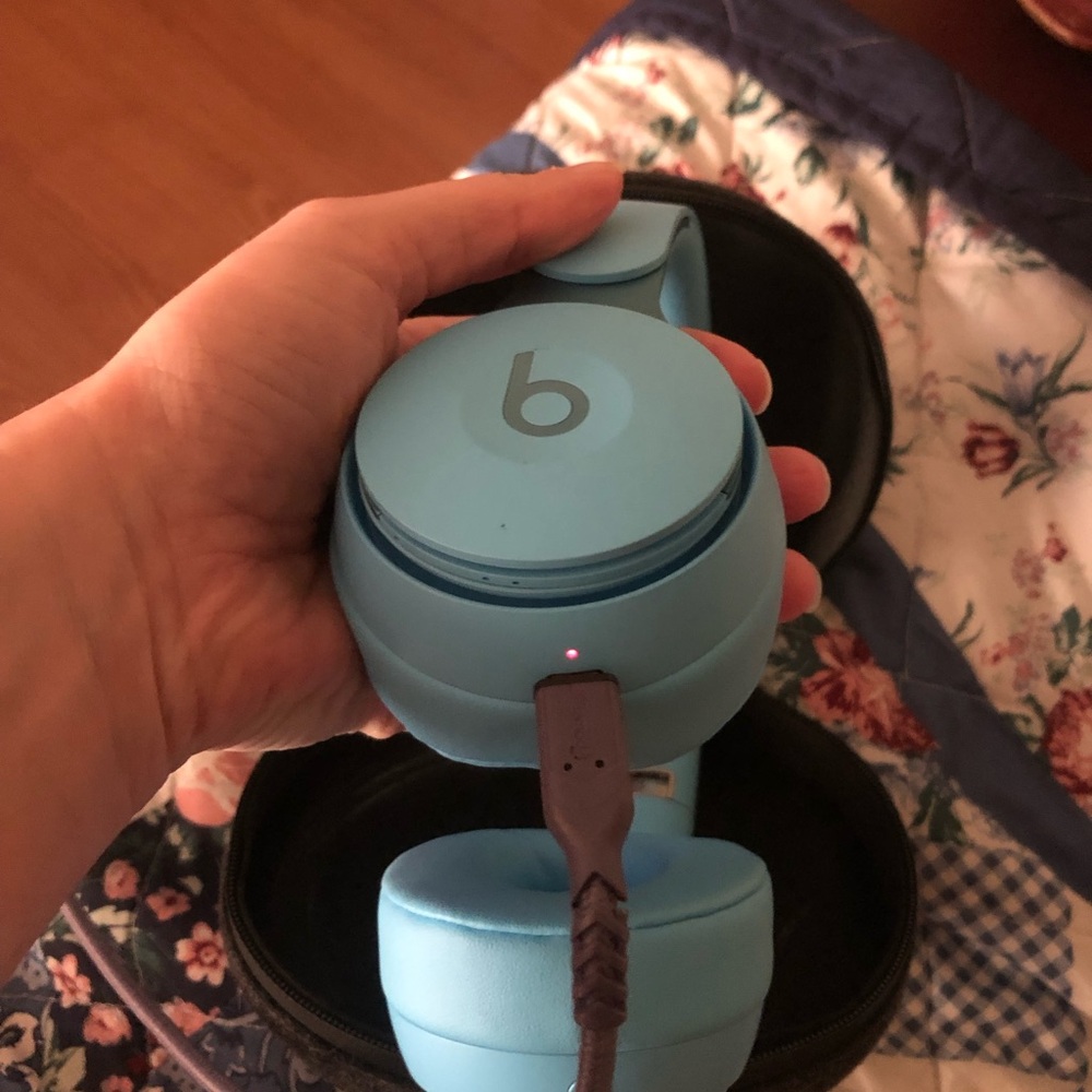 Beats Solo Pro Wireless Noise Cancelling On-Ear Headphones in light blue - Picture 9 of 9